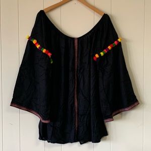 🌈 POM POM black shirt! Cute!